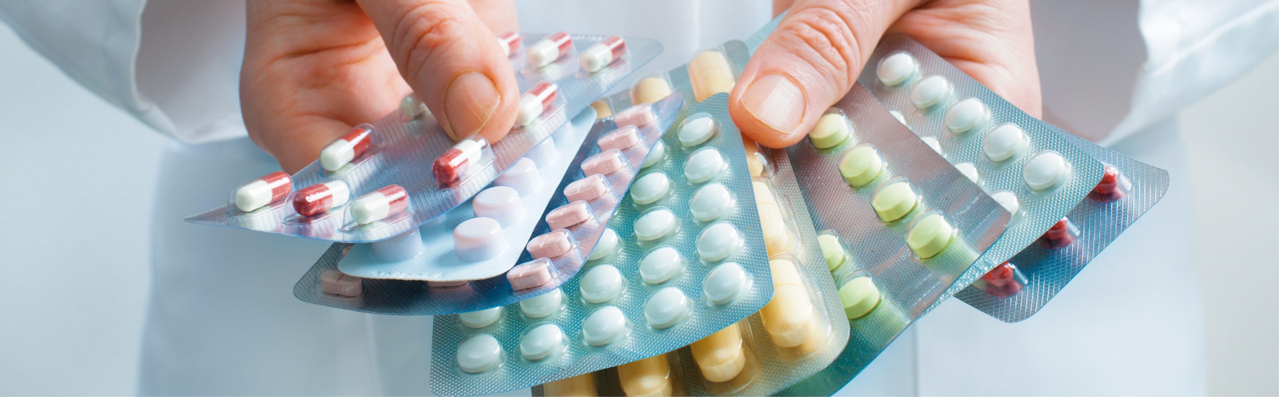 Najwyższa jakość i bezpieczeństwo produktów farmaceutycznych. Blistry z kolorowymi tabletkami. Kompleksowa obsługa firm farmaceutycznych.