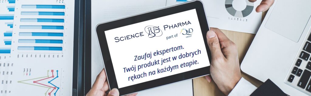 Na pierwszym planie dłonie trzymają tablet z napisem „Zaufaj ekspertom” oraz logo SciencePharma by QbD. W tle znajduje się stos dokumentów symbolizujących analizę regulacyjną, dokumentację zgodności i audyty danych. Obraz przekazuje profesjonalną ekspertyzę, uporządkowane wsparcie w zarządzaniu danymi xEVMPD oraz niezawodność regulacyjną zgodną z wytycznymi EMA, GVP i standardami ISO IDMP.